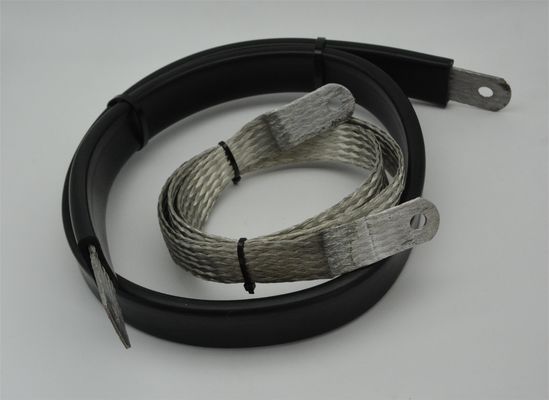 Collegamento elettrico piatto con connettore flessibile in rame intrecciato